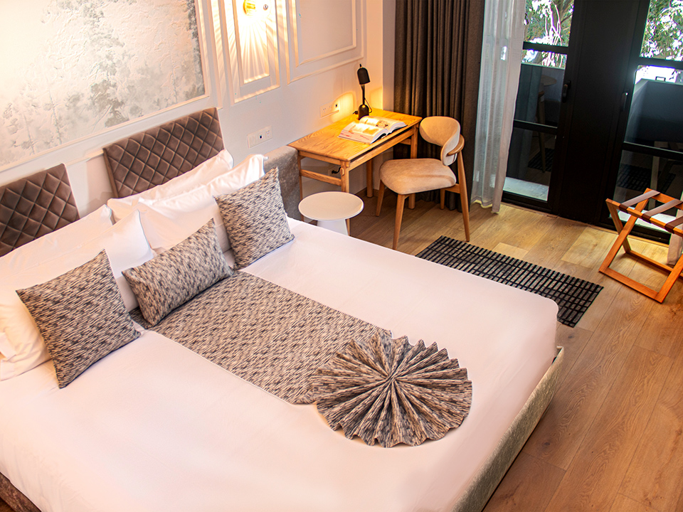 Signature Suite w/Balcony | Oliver Luxury Experiences