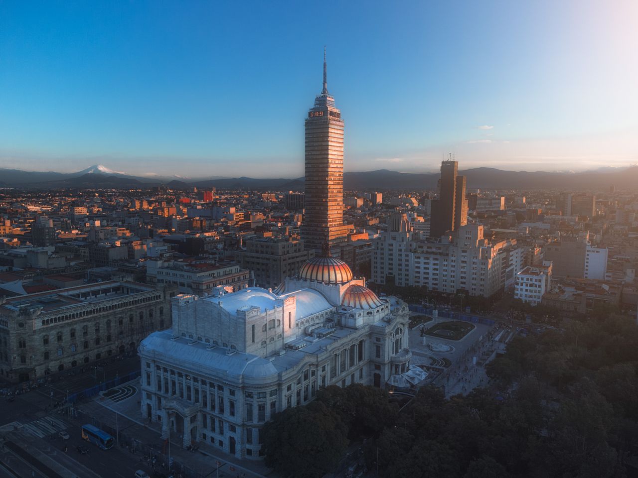 Mexico City Aesthetics: Between Elegance, Excess, and Contradiction